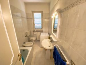 Bifamiliare Il Cinquale : Ванная комната с ванной