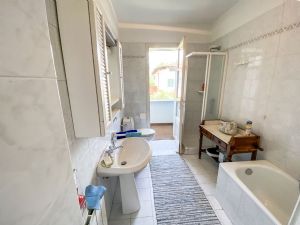 Bifamiliare Il Cinquale : Ванная комната с ванной