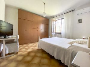 Villa Fresia : спальня с двуспальной кроватью