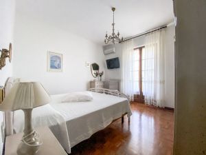 Villa Fresia : спальня с двуспальной кроватью