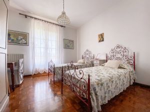 Villa Fresia : спальня с двумя кроватями