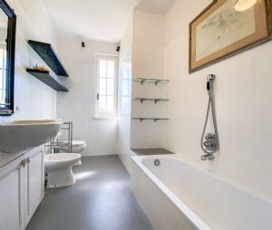 Villa Lucilla : Ванная комната с ванной