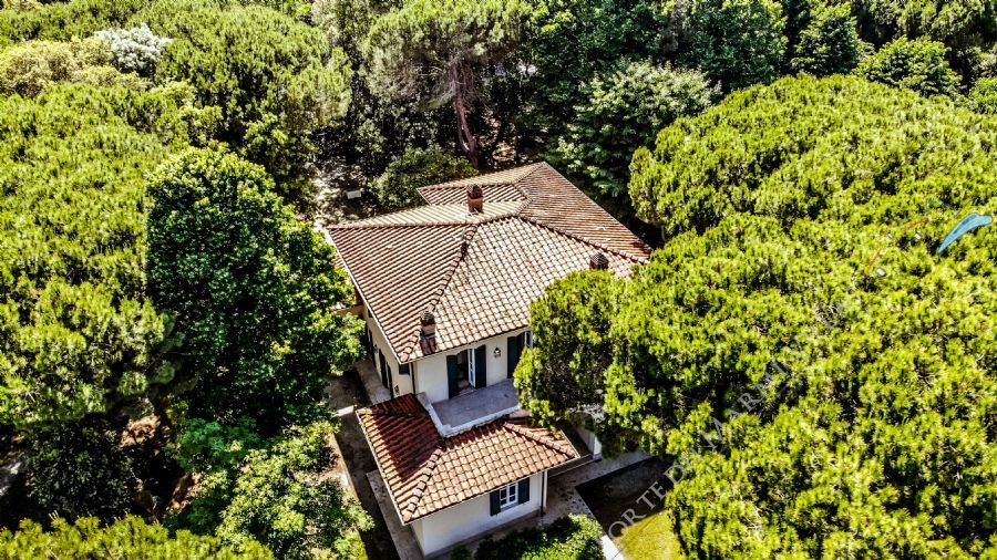 Villa Visconti detached villa to rent and for sale Forte dei Marmi