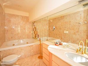 Villa Reale  : Bathroom with tube