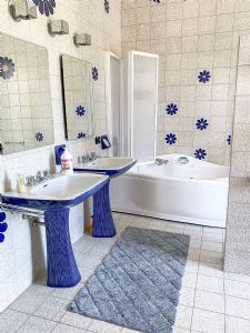 Villa Water : Bathroom with tube