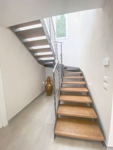 Villa Emotion View : лестница с деревянным покрытием