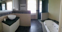 Villa Mare-Monti : Bathroom with tube