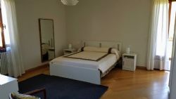 Villa Mare-Monti : спальня с двуспальной кроватью