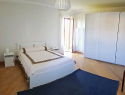 Villa Mare-Monti : спальня с двуспальной кроватью