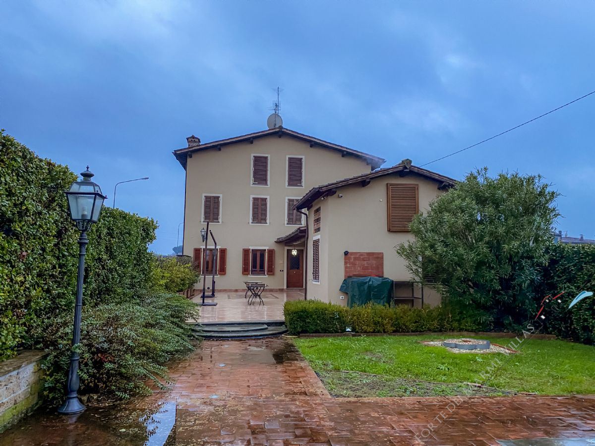 Villa Lucchesia - Detached villa For Sale Lucca