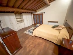Villa Lucchesia : спальня с двуспальной кроватью
