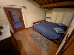 Villa Lucchesia : спальня с двуспальной кроватью