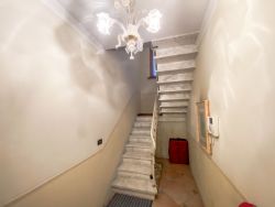 Villa Lucchesia : мраморная лестница 