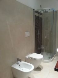 Bifamiliare delle Sirene : Ванная комната с душем