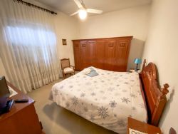 Villa Bifamiliare Querceta : спальня с двуспальной кроватью