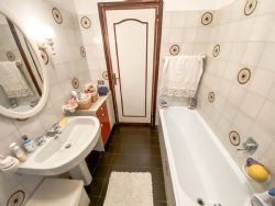 Villa Bifamiliare Querceta : Bathroom with tube