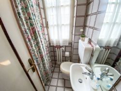 Villa Bifamiliare Querceta : Ванная комната с душем