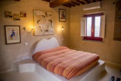 Casale Rising Sun : спальня с двуспальной кроватью