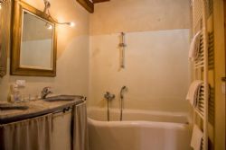Casale Rising Sun : Ванная комната с ванной