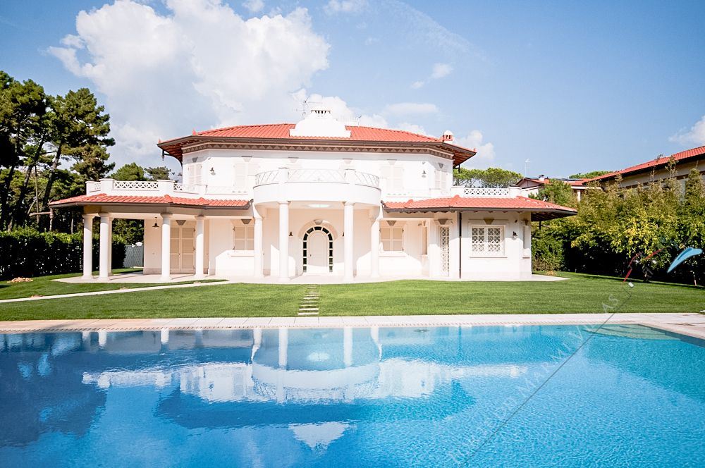 Villa Fortuna detached villa to rent and for sale Forte dei Marmi