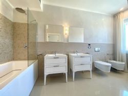 Appartamento Elite Forte : Ванная комната с ванной