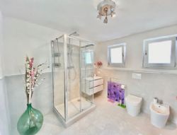 Villa Gerbera : Bathroom with shower
