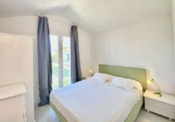 Villa Gerbera : спальня с двуспальной кроватью