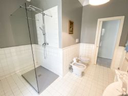 Villa MareBlu : Ванная комната с душем