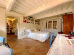 Villa Il Pomo : спальня с двуспальной кроватью