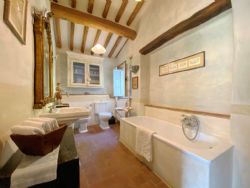 Villa Il Pomo : Ванная комната с ванной