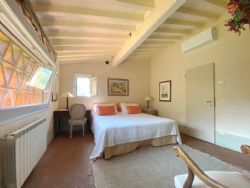 Villa Il Pomo : спальня с двуспальной кроватью