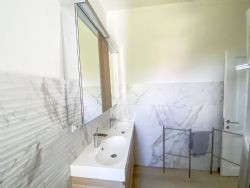 Villa Hospitality : Bathroom with shower