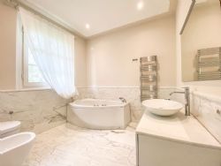 Villa Il Trillo : Ванная комната с ванной