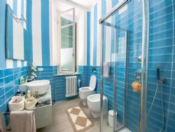 Villa Marché : Bathroom with shower