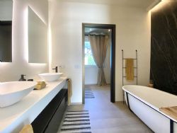 Villa Dream : Ванная комната с ванной