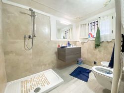Villa dei Cerri : Bagno con doccia