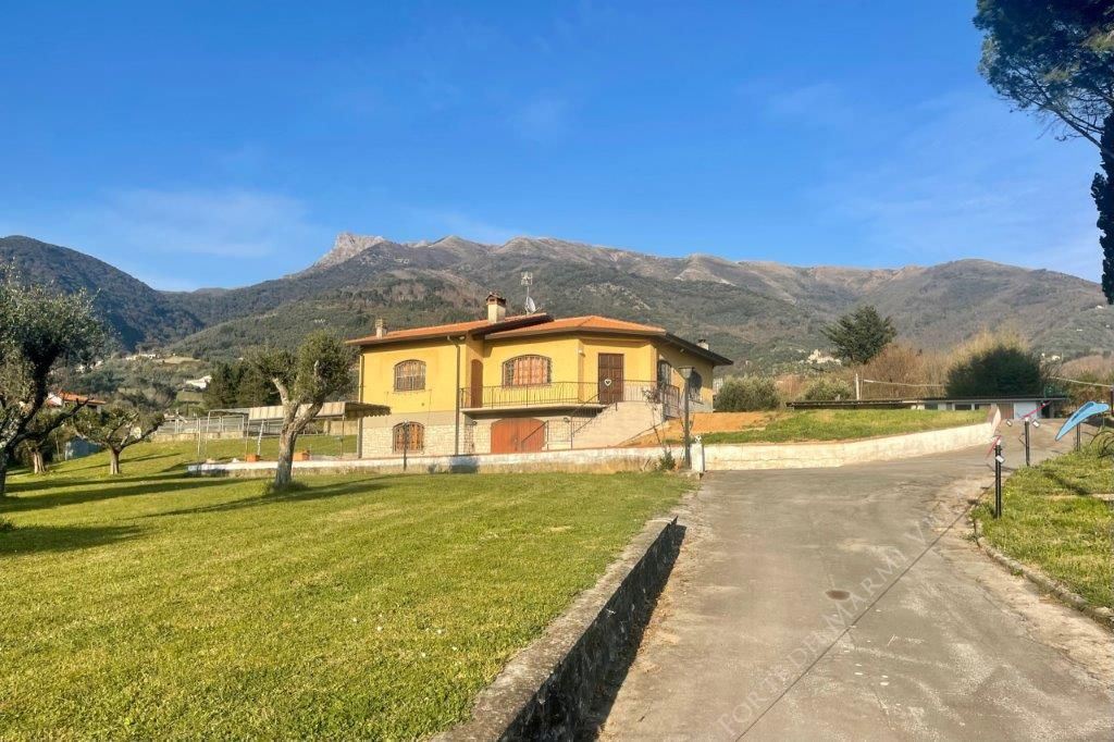 Villa Olivella detached villa for sale Pieve di Camaiore