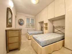 Villa Giglio : спальня с двумя кроватями