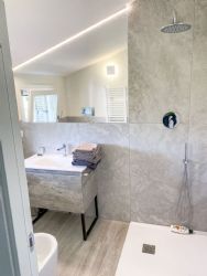 Villa Luminosa : Ванная комната с душем