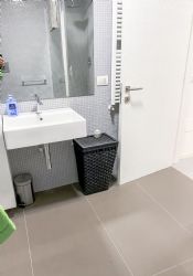 Villa Luminosa : Bathroom with shower