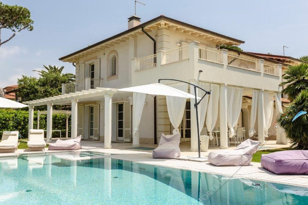 Villa Regina detached villa to rent and for sale Forte dei Marmi