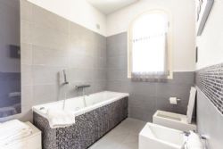 Villa Regina : Ванная комната с ванной