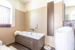 Villa Regina : Ванная комната с ванной
