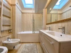 Appartamento Torretta Montecatini : Ванная комната с ванной