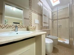 Appartamento Torretta Montecatini : Ванная комната с душем