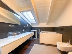 Appartamento White Lux : Bagno con vasca