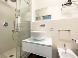Appartamento White Lux : Bagno con doccia