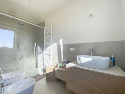 Villa Sela : Bathroom with shower
