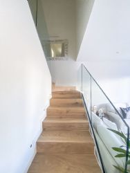 Villa Sela : лестница с деревянным покрытием