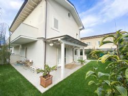 Villa Anice : semi detached villa to rent  Forte dei Marmi